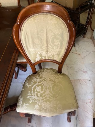 Mesa comedor con cuatro sillas y dos sillones
