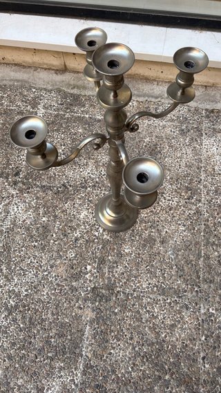 Candelabro de metal plateado