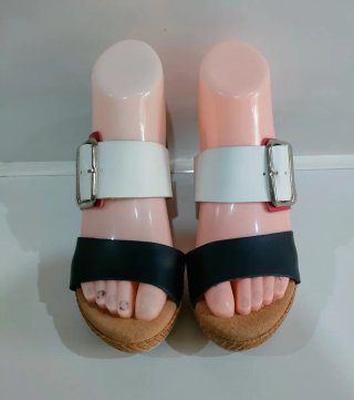 Sandalias cuña azul marino y rojas.