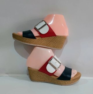 Sandalias cuña azul marino y rojas.