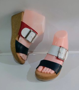 Sandalias cuña azul marino y rojas.