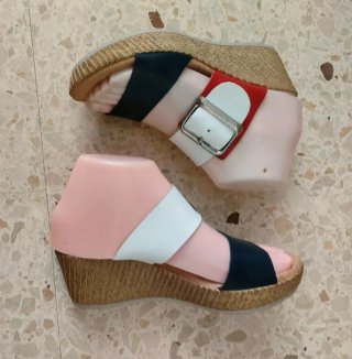 Sandalias cuña azul marino y rojas.