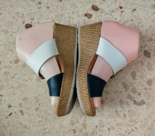 Sandalias cuña azul marino y rojas.