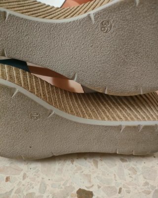 Sandalias cuña azul marino y rojas.