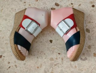 Sandalias cuña azul marino y rojas.