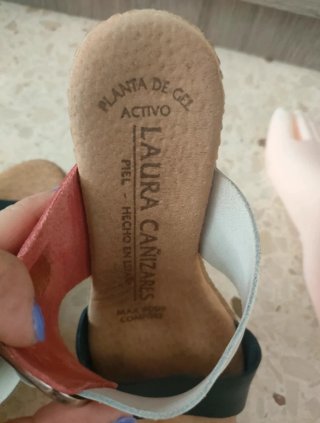 Sandalias cuña azul marino y rojas.