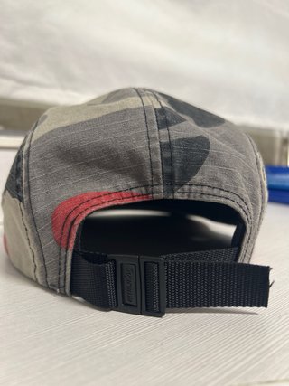 Gorra Supreme Camuflaje Roja Gris