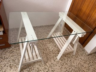 Mesa cristal con caballetes madera blanca