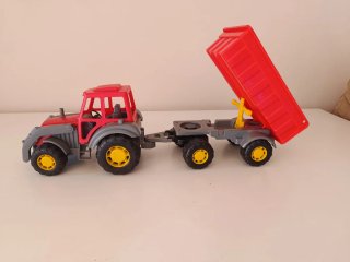Tractor de Juguete Rojo con Remolque