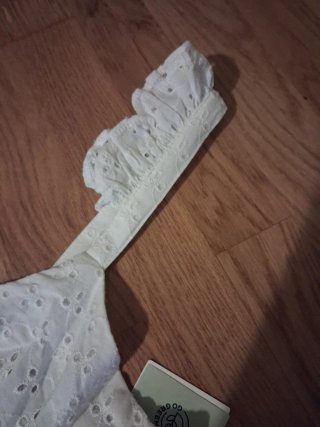 Mono blanco con volantes