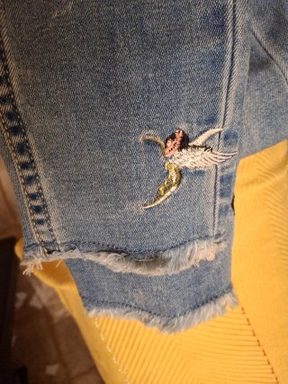Pantalón vaquero con bordado de flores