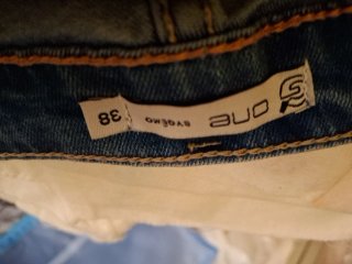 Pantalón vaquero con bordado de flores