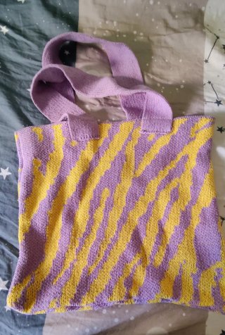 Bolso de punto veraniego morado y amarillo