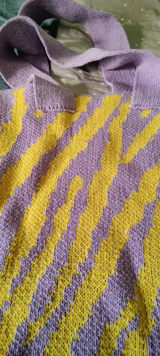 Bolso de punto veraniego morado y amarillo