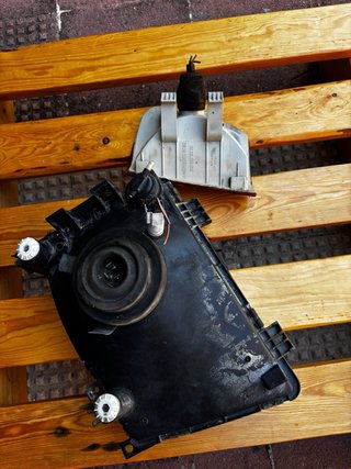 Faro e intermitente Mercedes MB100 dañado