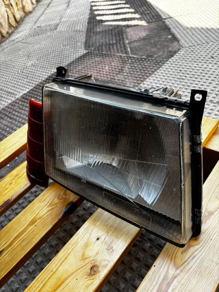 Faro e intermitente Mercedes MB100 dañado