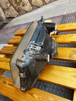 Faro e intermitente Mercedes MB100 dañado