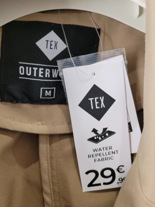 Gabardina de tejido repelente al agua