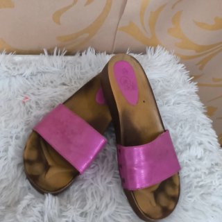 Sandalias de madera rosas