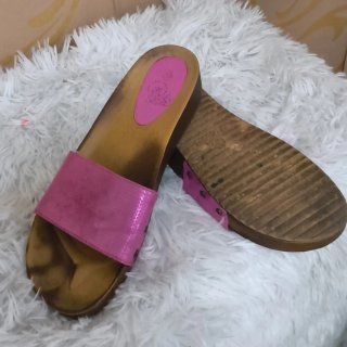 Sandalias de madera rosas