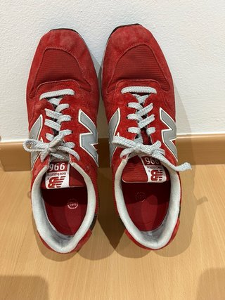 Zapatillas New Balance Rojas y Plateadas Modelo996
