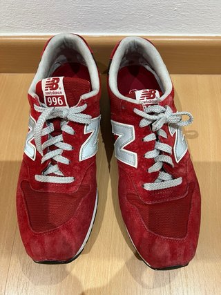 Zapatillas New Balance Rojas y Plateadas Modelo996