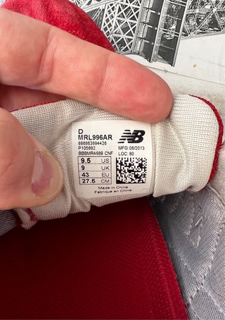 Zapatillas New Balance Rojas y Plateadas Modelo996