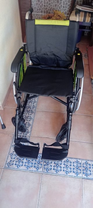 Silla de ruedas sin apenas uso.