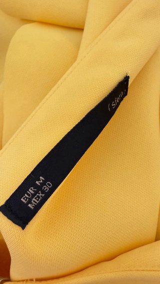 Vestido amarillo con volantes