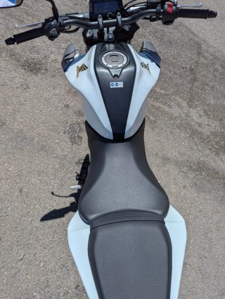 Honda CB125R Blanca y Negra