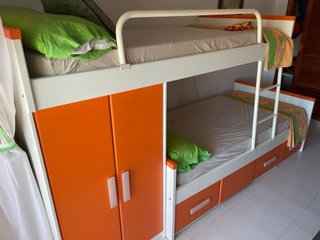 Letto a castello con armadio integrato