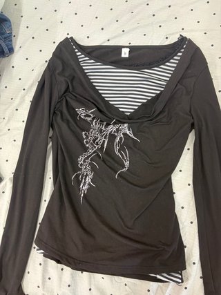 Camiseta manga larga gótica estampado