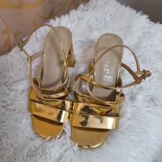 Sandalias doradas tacón tiras cruzadas