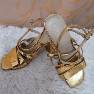 Sandalias doradas tacón tiras cruzadas