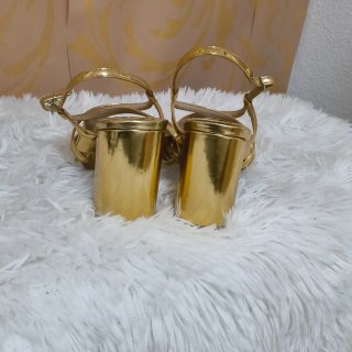 Sandalias doradas tacón tiras cruzadas