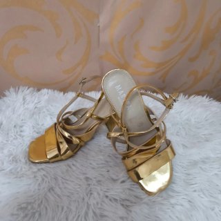 Sandalias doradas tacón tiras cruzadas