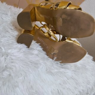 Sandalias doradas tacón tiras cruzadas