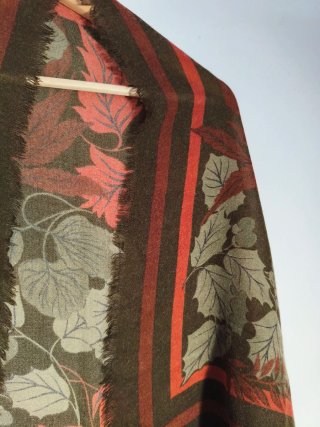 Foulard estampado hojas marrón y rojo