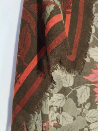Foulard estampado hojas marrón y rojo