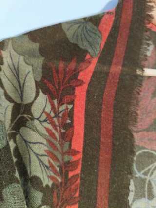 Foulard estampado hojas marrón y rojo