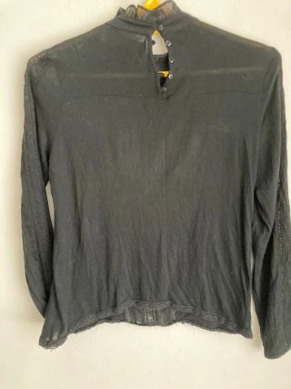 Blusa Zara con encaje negro Talla S