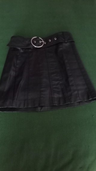 Falda mini negra imitación cuero  con cinturón tal