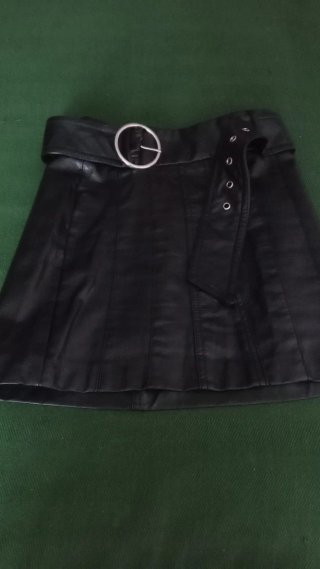Falda mini negra imitación cuero  con cinturón tal