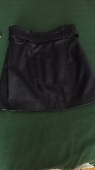 Falda mini negra imitación cuero  con cinturón tal