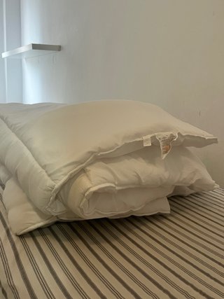 Edredón blanco cama matrimonio