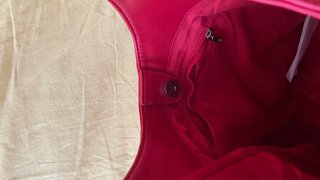 Bolso saco Stradivarius tachuelas rojo