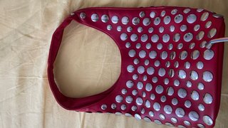 Bolso saco Stradivarius tachuelas rojo