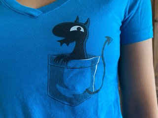 Camiseta Desencanto con bolsillo de personaje Lucy