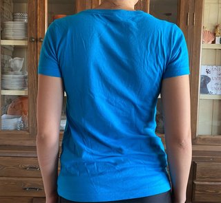 Camiseta Desencanto con bolsillo de personaje Lucy