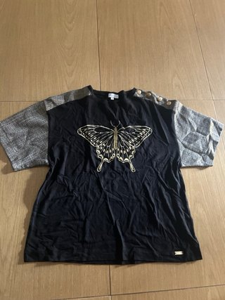 Camiseta negra con mariposa dorada